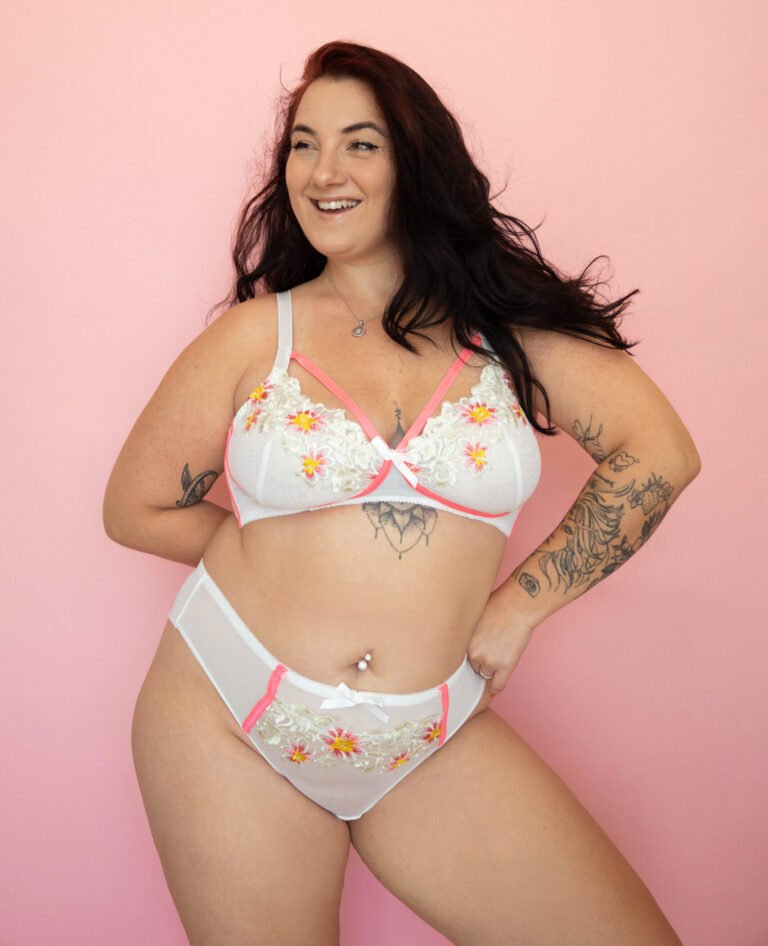 סט הלבשה תחתונה במידות גדולות בצבעי ורוד וכתום בהדפס פרחוני ועם תחתון גבוה ומחמיא במיוחד למידות גדולות מהמותג להלבשה תחתונה של דנה טנא, תמונה קדמית על רקע ורוד